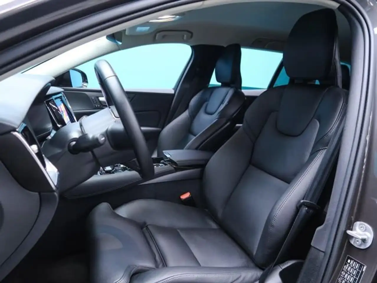 Volvo V60 2.0 T6 AWD Recharge Plus Dark Auto — Vehicle gallery 21