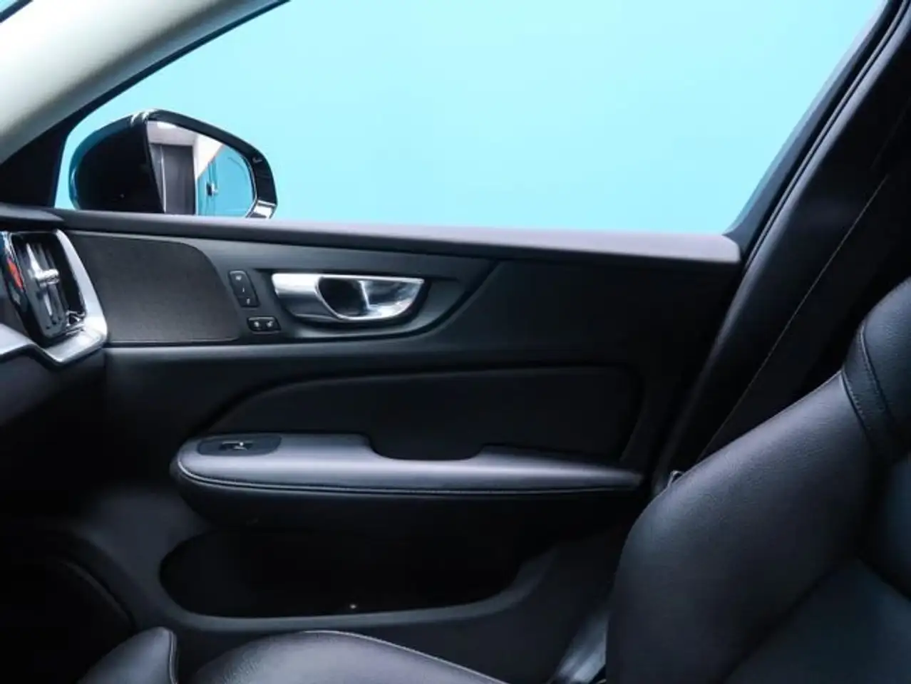 Volvo V60 2.0 T6 AWD Recharge Plus Dark Auto — Vehicle gallery 38