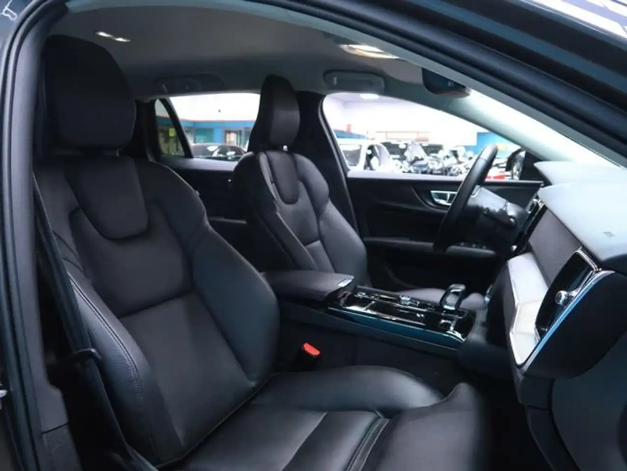 Volvo V60 2.0 T6 AWD Recharge Plus Dark Auto — Vehicle gallery 30