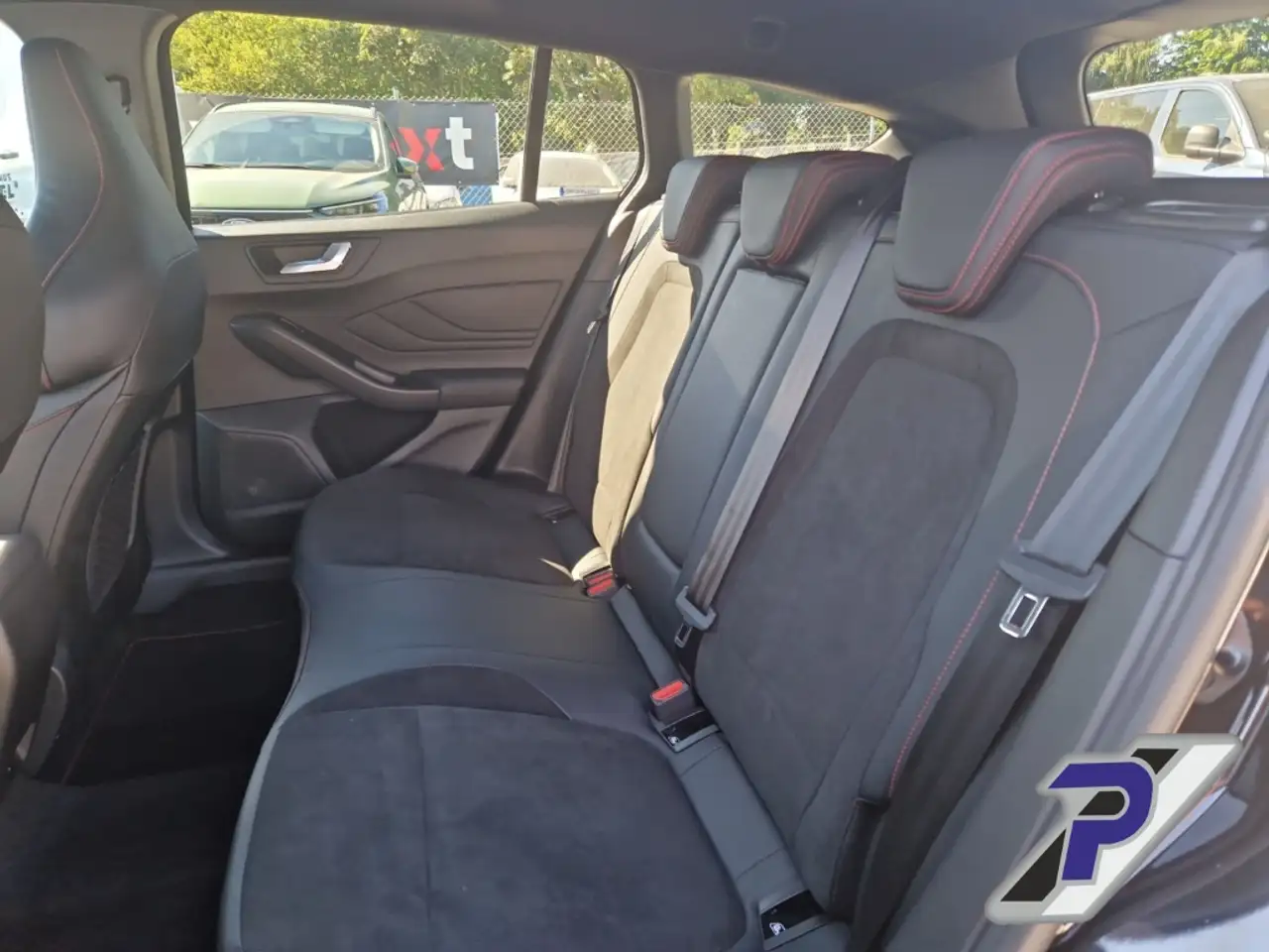Ford Focus Turnier ST X Sportpaket HUD Navi Digitales Cockpit — معرض صور السيارة 22
