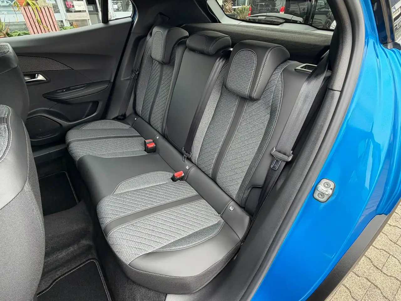 Peugeot 2008 Allure PureT. 130 EAT8,Anhängerk.,ACC,360° — Galerie du véhicule 12