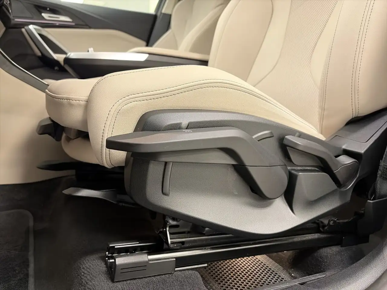 BMW X1 sDrive 20iA — معرض صور السيارة 9