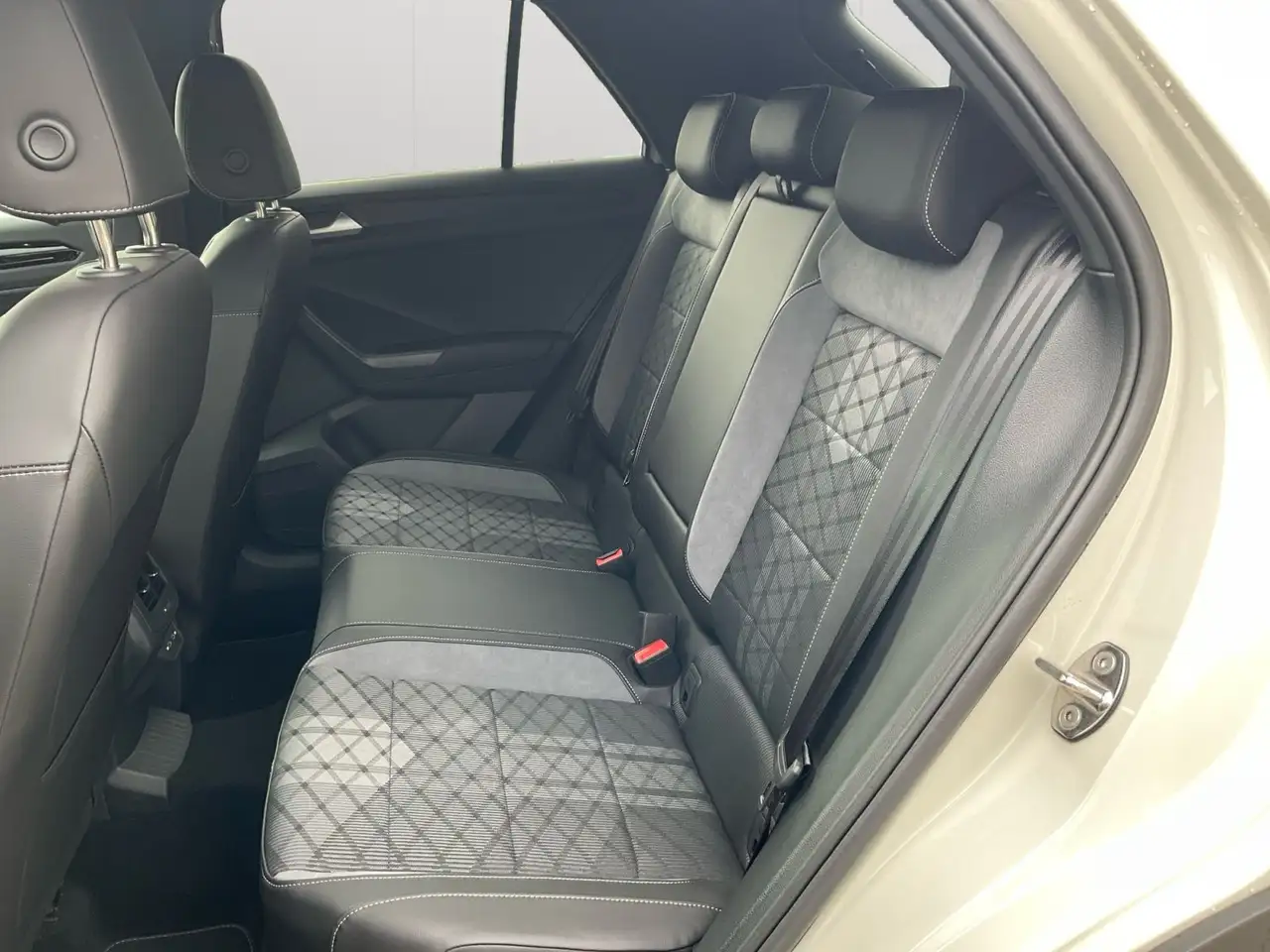 Volkswagen T-Roc 1.5 TSI DSG R-Line REARCAM/ACC/SITZH — معرض صور السيارة 13