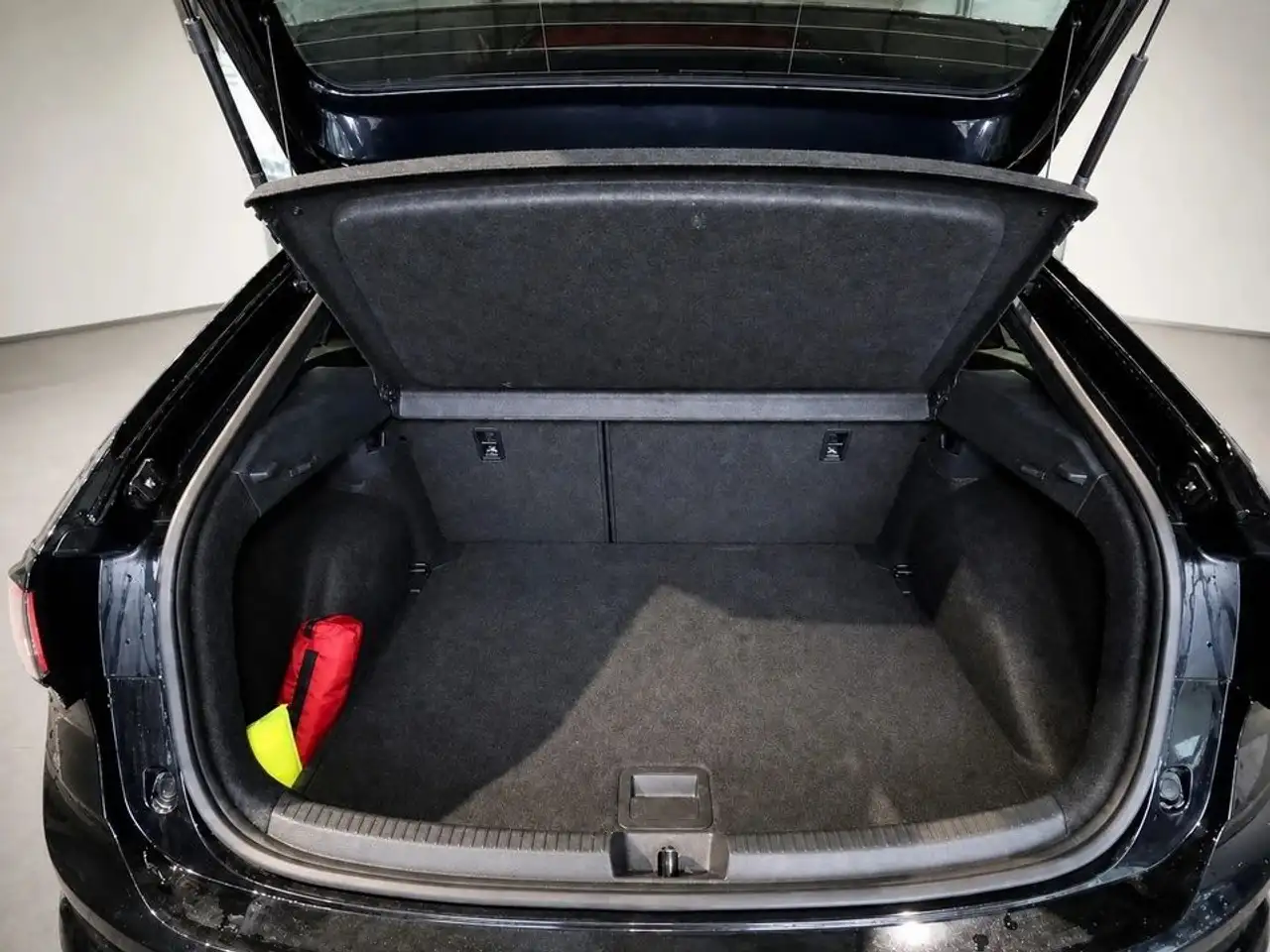 Volkswagen Taigo 1.0 TSI DSG R-Line IQ-Drive+Pano+RearView+ — Galería del vehículo 15
