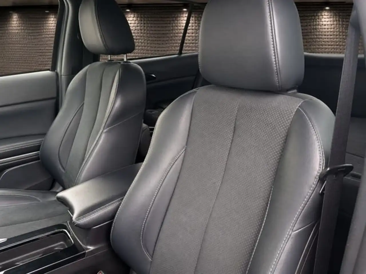 Mitsubishi Eclipse Cross PHEV Kaiteki 4WD — Vehicle gallery 12