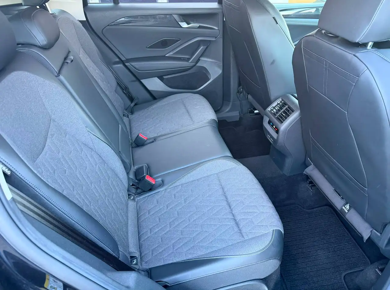 Volkswagen Tiguan 1.5 eTSI 96 kW Life KAMERA AHK GARANTIE FINANZIERUN LED 18 ZOLL ALU SITZHEIZUNG — معرض صور السيارة 24