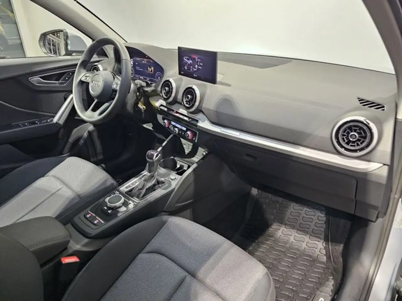 Audi Q2 35 TFSI Virtual Kamera StandheizungSportsitze — Galería del vehículo 18