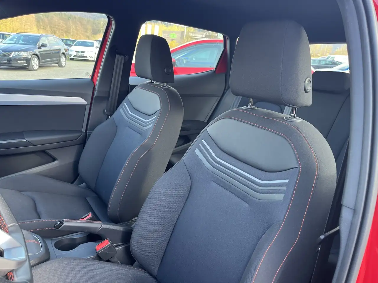 SEAT Ibiza 1,0 TSI FR + Navigation + Voll LED + Alufelgen 17 — Galería del vehículo 13