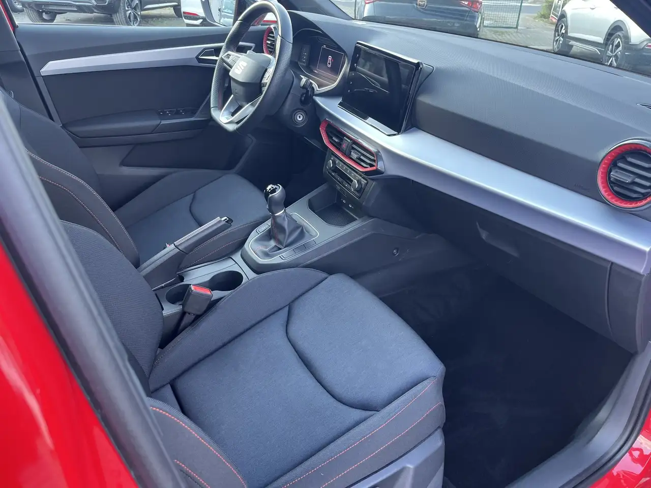 SEAT Ibiza 1,0 TSI FR + Navigation + Voll LED + Alufelgen 17 — Galería del vehículo 8