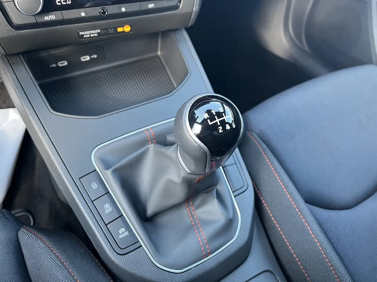 SEAT Ibiza 1,0 TSI FR + Navigation + Voll LED + Alufelgen 17 — Galería del vehículo 7
