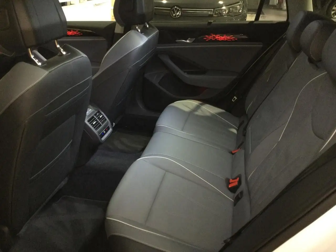 Volkswagen Passat Variant 1.5 eTSI DSG Elegance LED ACC NAVI — معرض صور السيارة 9