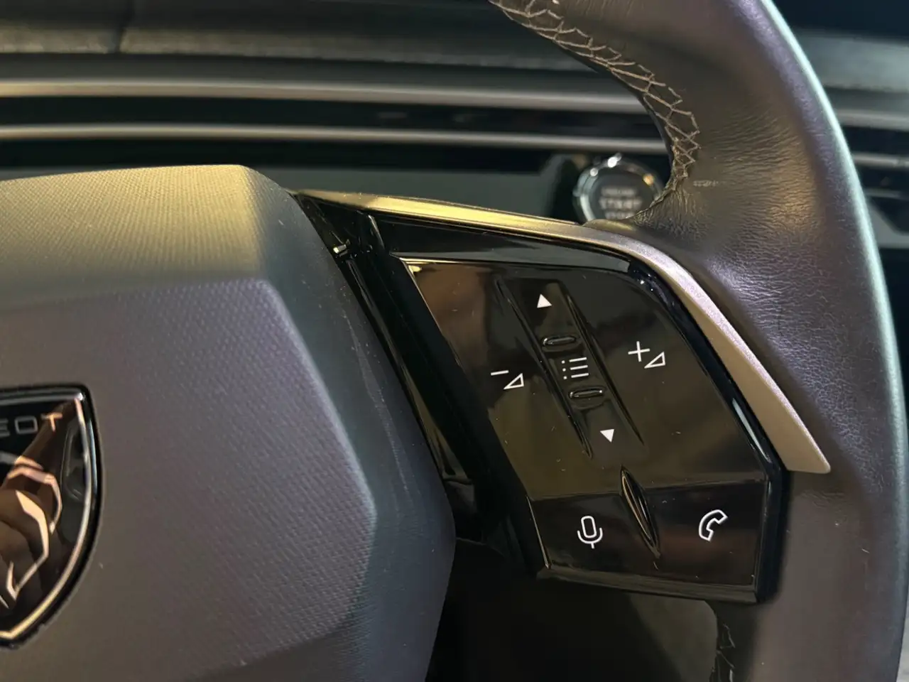 Peugeot 3008 1.2 136 Rückfahrkamera*Navi*Sitzheizung — Galería del vehículo 16