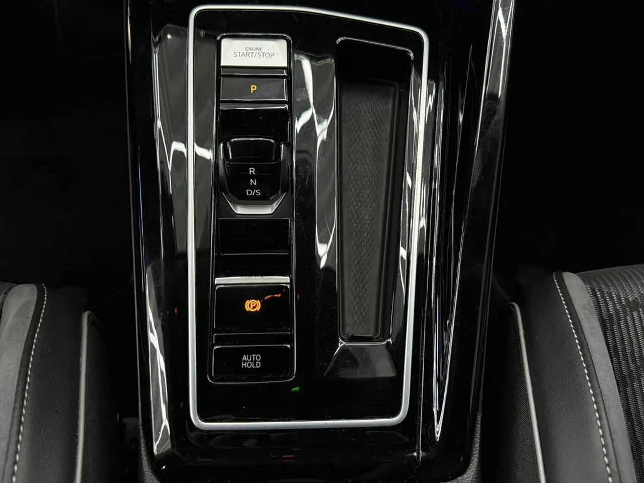 Volkswagen Golf VIII 1.5 eTSI R-Line, 1.Hd, LED, DSG, DAB — معرض صور السيارة 12