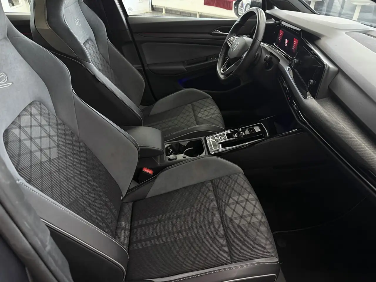 Volkswagen Golf VIII 1.5 eTSI R-Line, 1.Hd, LED, DSG, DAB — معرض صور السيارة 16