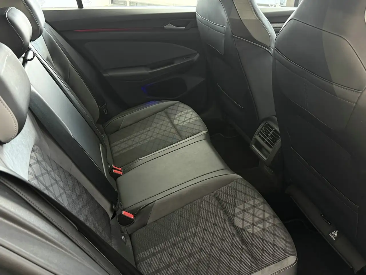 Volkswagen Golf VIII 1.5 eTSI R-Line, 1.Hd, LED, DSG, DAB — معرض صور السيارة 18