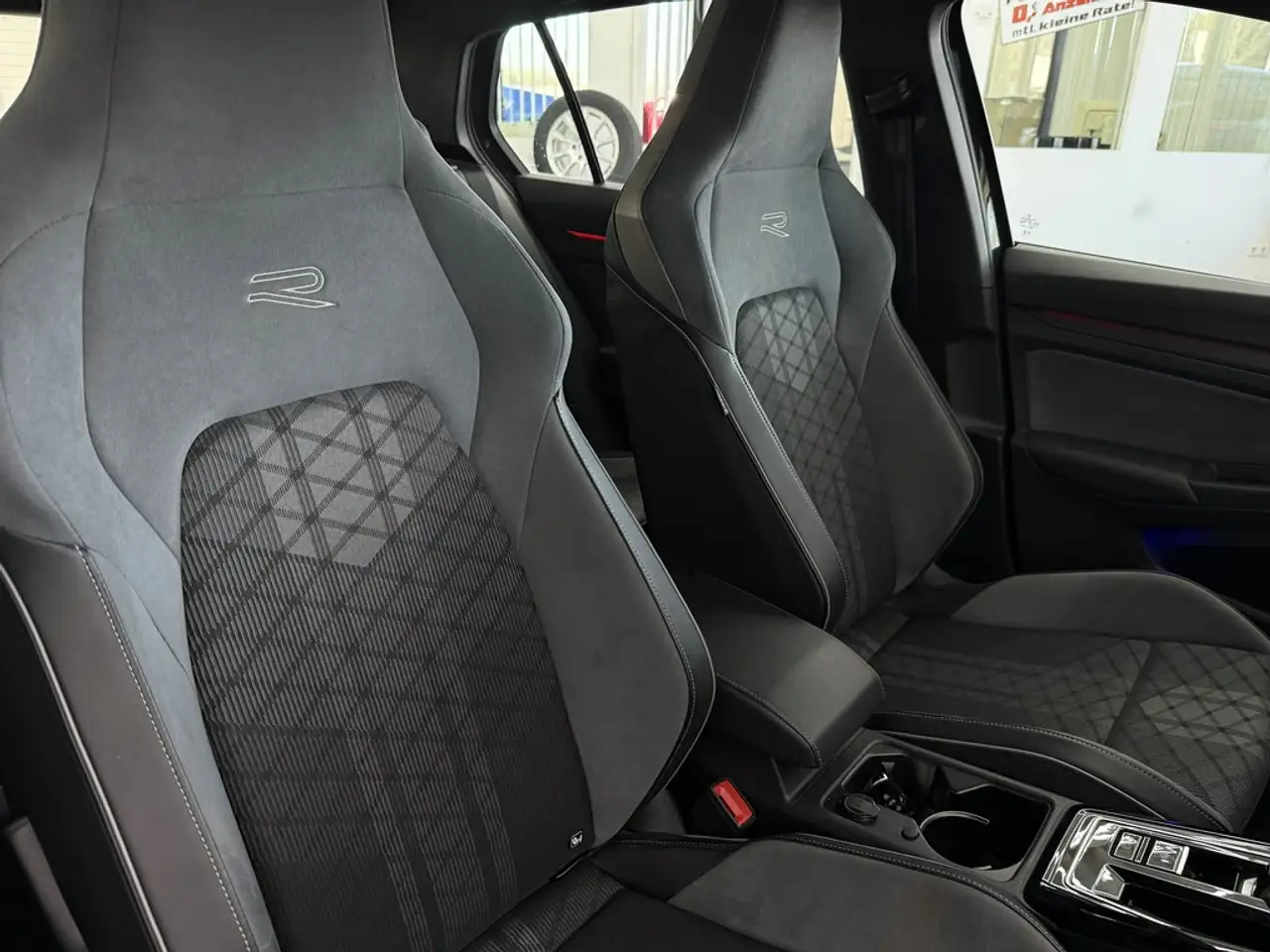 Volkswagen Golf VIII 1.5 eTSI R-Line, 1.Hd, LED, DSG, DAB — معرض صور السيارة 17