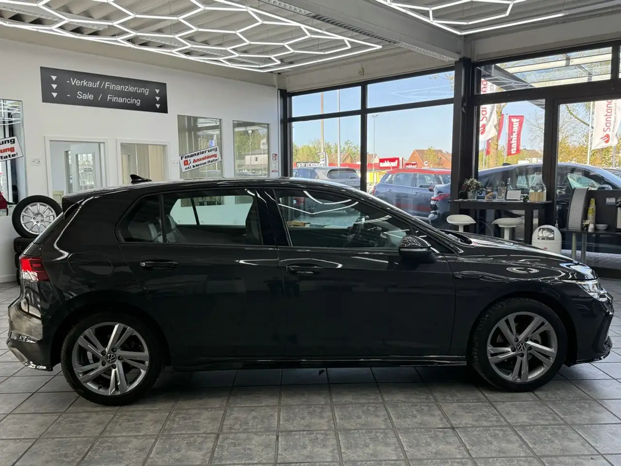Volkswagen Golf VIII 1.5 eTSI R-Line, 1.Hd, LED, DSG, DAB — معرض صور السيارة 5
