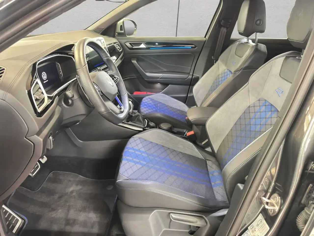 Volkswagen T-Roc 2.0 TSI 4MOTION DSG R Performance Pano — Vehicle gallery 9