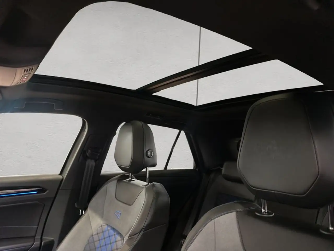 Volkswagen T-Roc 2.0 TSI 4MOTION DSG R Performance Pano — Vehicle gallery 15