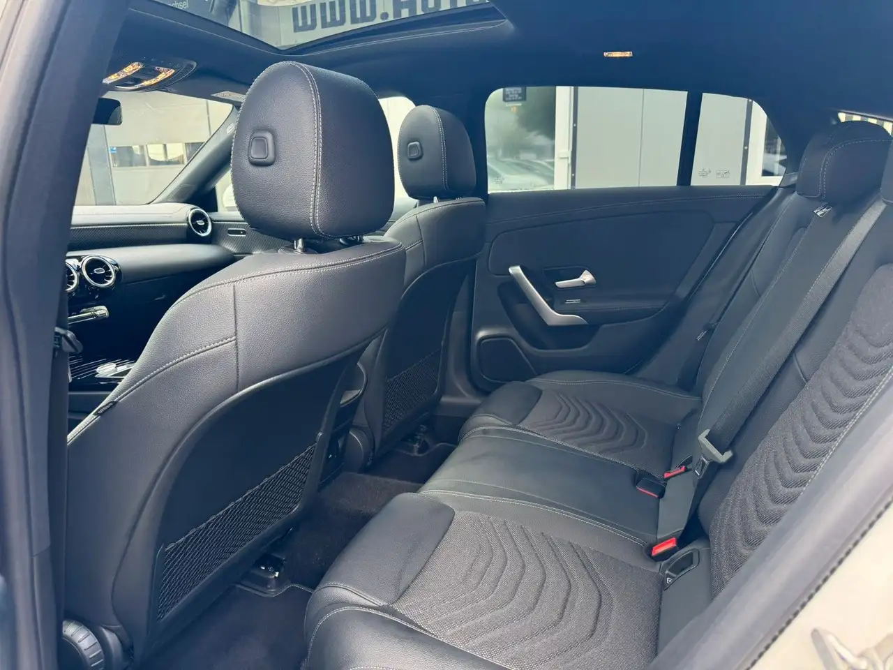 Mercedes-Benz CLA 180 AUTOM°PANO°LED°T-LEDER! — Vehicle gallery 12