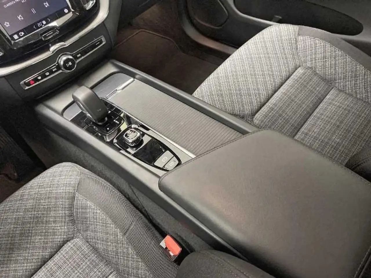 Volvo XC60 2.0 B4 D Core Auto — Vehicle gallery 16