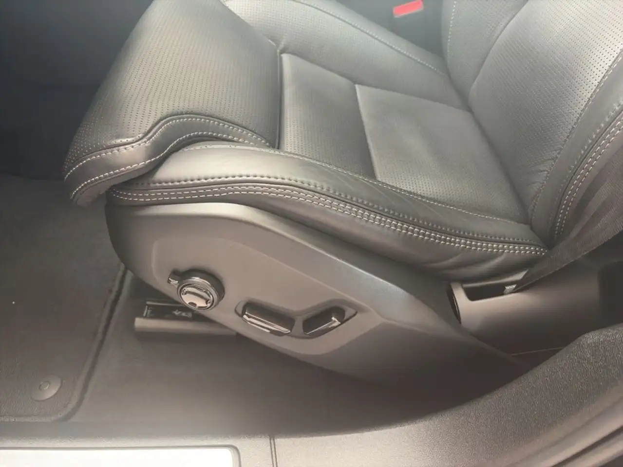 Volvo XC60 XC60 B5 B AWD Plus Dark / Business-Paket / Panor — Vehicle gallery 20