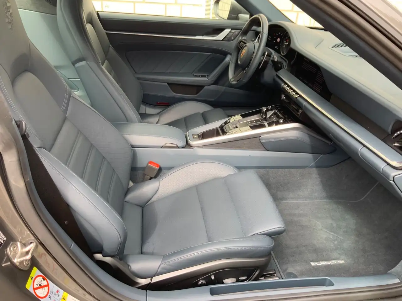 Porsche 992 911 Targa 4 SportDesign/Chrono/LederBlau/Inno — Galerie du véhicule 22