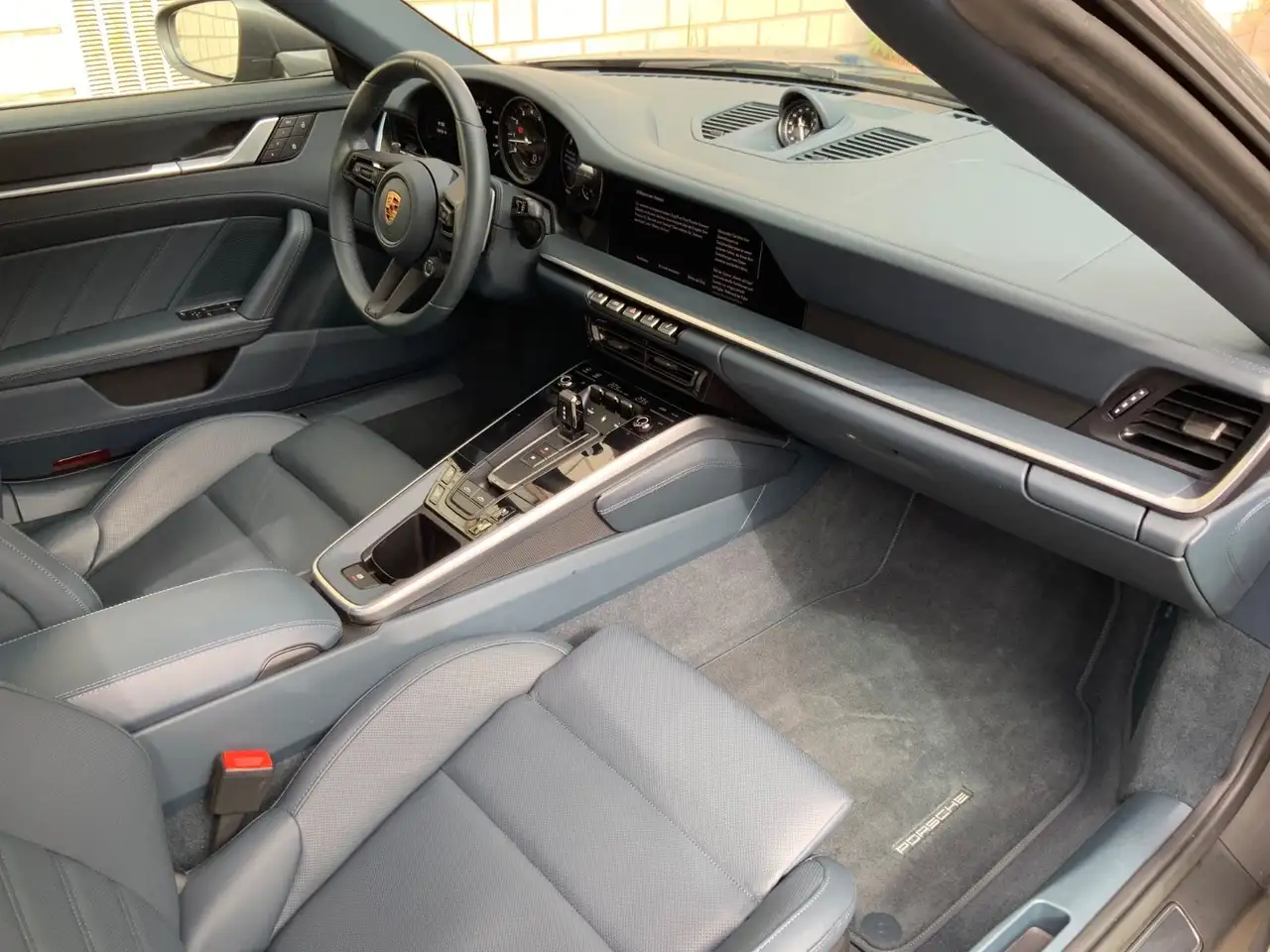 Porsche 992 911 Targa 4 SportDesign/Chrono/LederBlau/Inno — Galerie du véhicule 23
