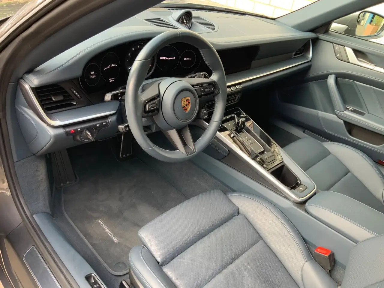 Porsche 992 911 Targa 4 SportDesign/Chrono/LederBlau/Inno — Galerie du véhicule 14