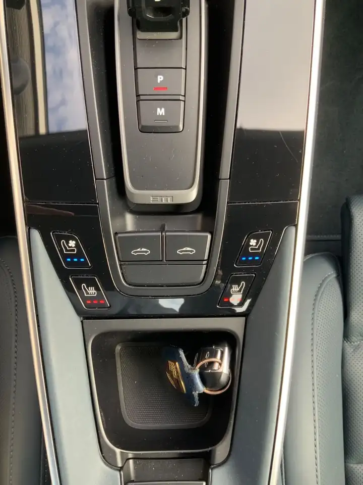 Porsche 992 911 Targa 4 SportDesign/Chrono/LederBlau/Inno — Galerie du véhicule 17