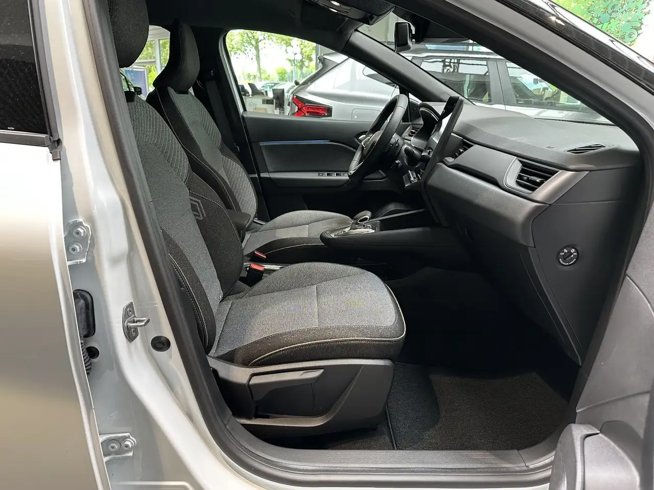 Renault Captur Techno Mild Hybrid 160 EDC — Vehicle gallery 9