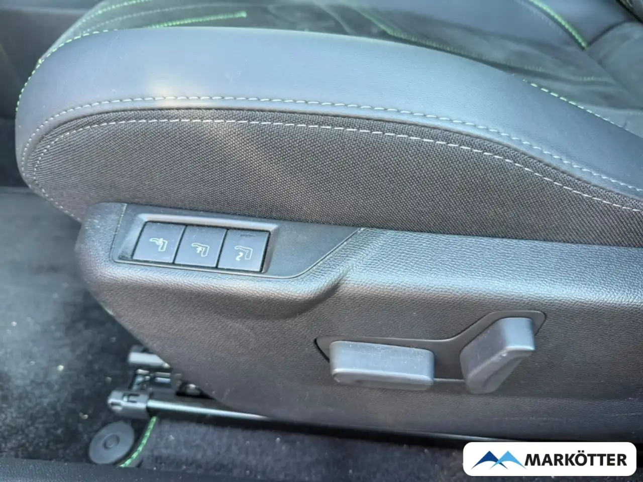 Peugeot 2008 GT BLIS/CAM/NAVI/ALCANTARA/SHZ/PANO — Galerie du véhicule 13