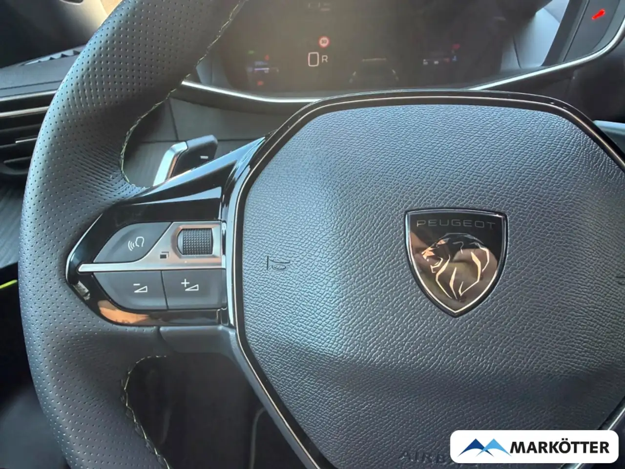 Peugeot 2008 GT BLIS/CAM/NAVI/ALCANTARA/SHZ/PANO — Galerie du véhicule 17