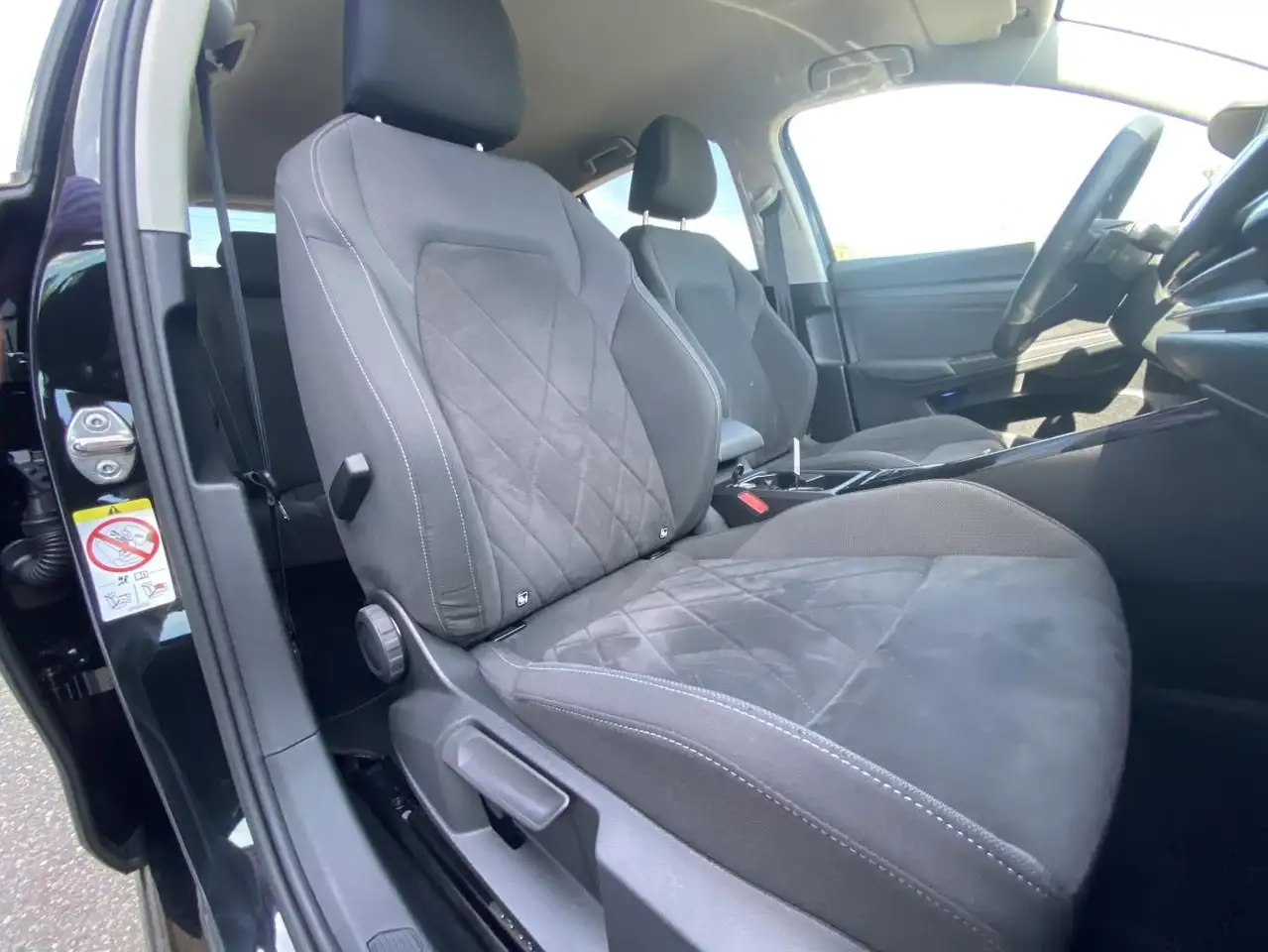 Volkswagen Golf 1.5 TSI DSG STYLE APP-CONNECT+ACTIVE-INFO+L — Vehicle gallery 12