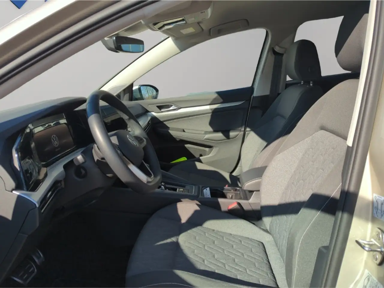 Volkswagen Golf VIII Move 1.0 eTSI DSG NAV,RFK,MFK,SHZ,ACC,LED — معرض صور السيارة 7