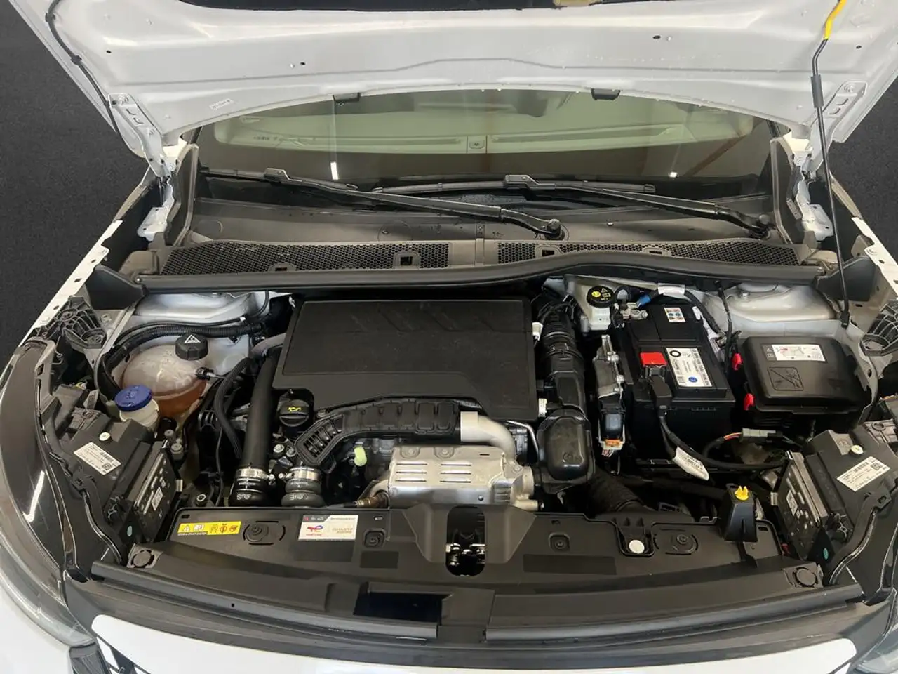 Peugeot 2008 Neuer 2008 GT PureTech 130 EAT8 — Vehicle gallery 8