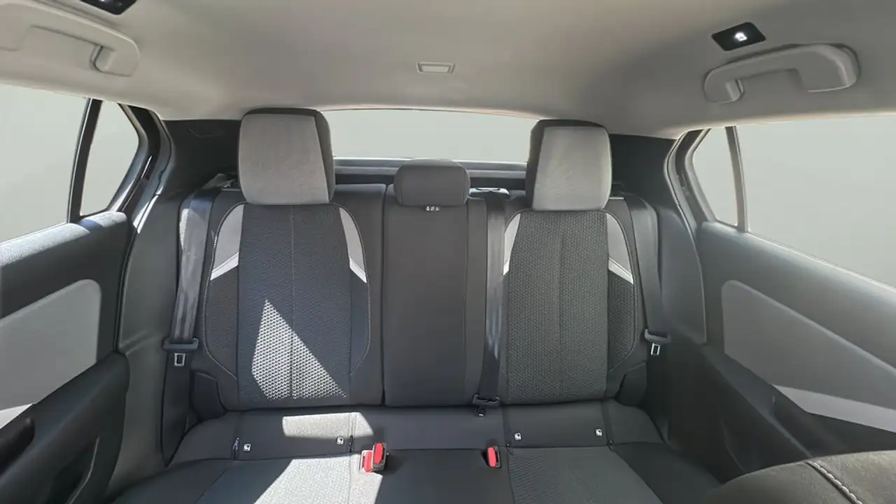 Opel Astra 1.2T XHT Hybrid eDCT6 S/S Tech Edition 136 — معرض صور السيارة 13
