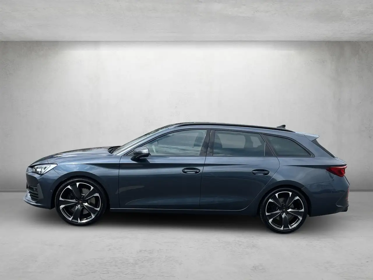 CUPRA Leon Sportstourer 2.0 TSI DSG VZ *Kamera* — Vehicle gallery 2