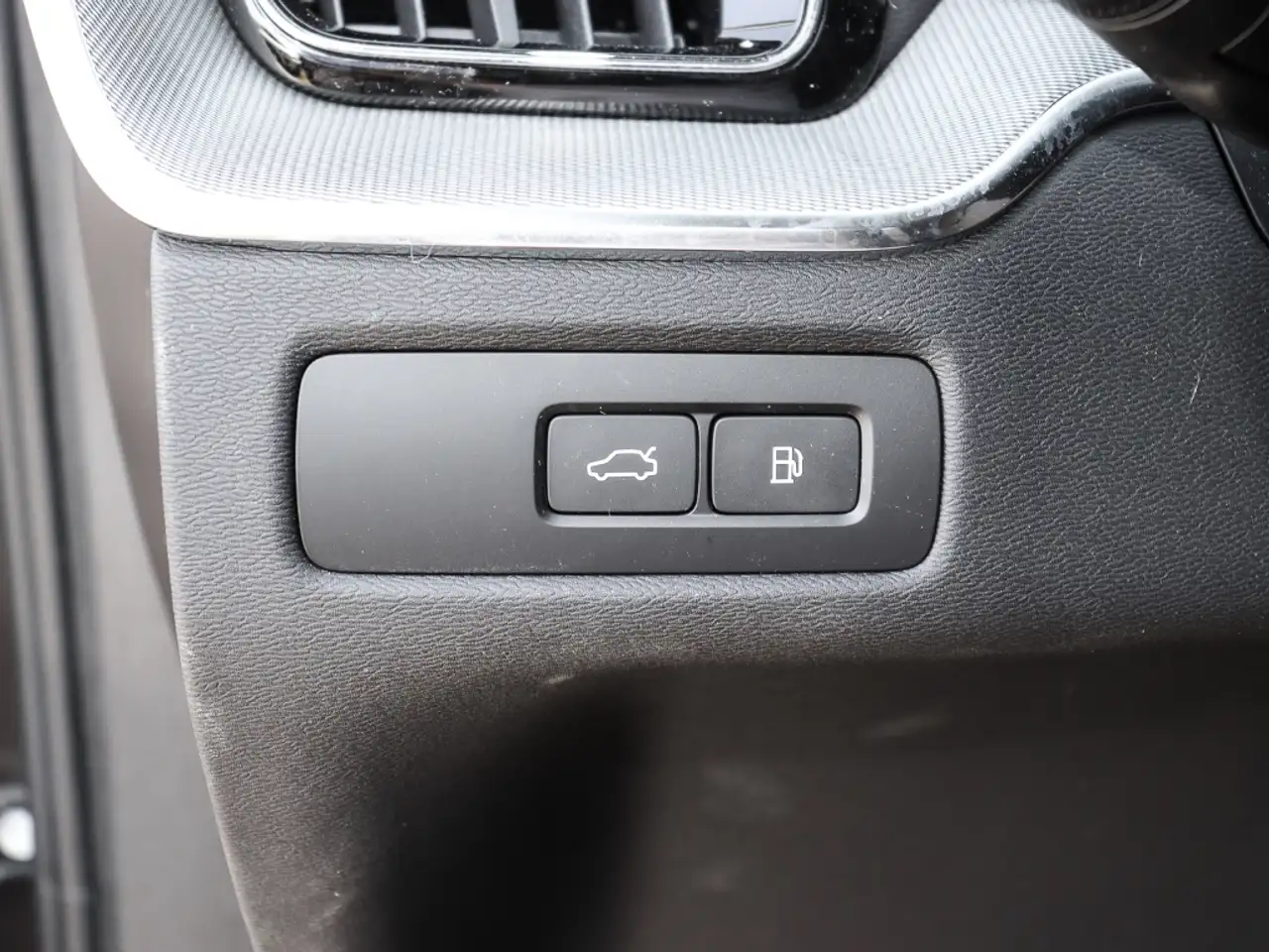 Volvo XC60 Plus Dark Recharge Plug-In Hybrid AWD T8 Twin Engi — Vehicle gallery 11