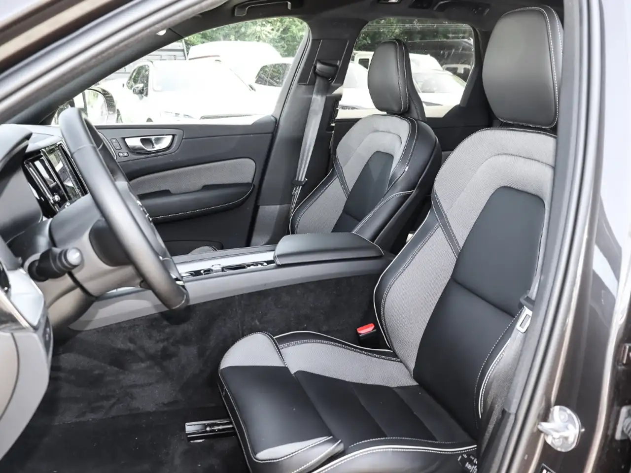 Volvo XC60 Plus Dark Recharge Plug-In Hybrid AWD T8 Twin Engi — Vehicle gallery 7