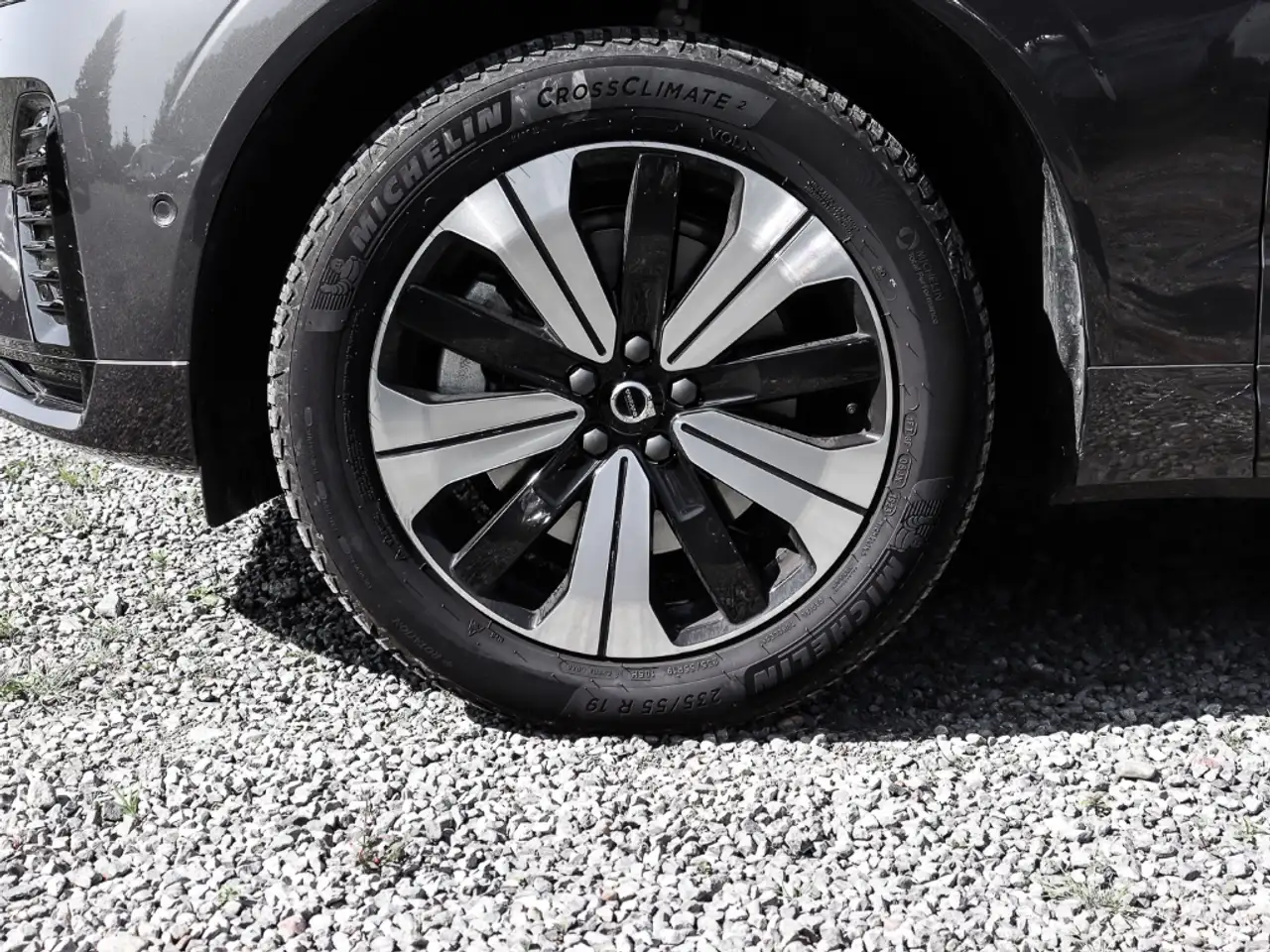 Volvo XC60 Plus Dark Recharge Plug-In Hybrid AWD T8 Twin Engi — Vehicle gallery 3