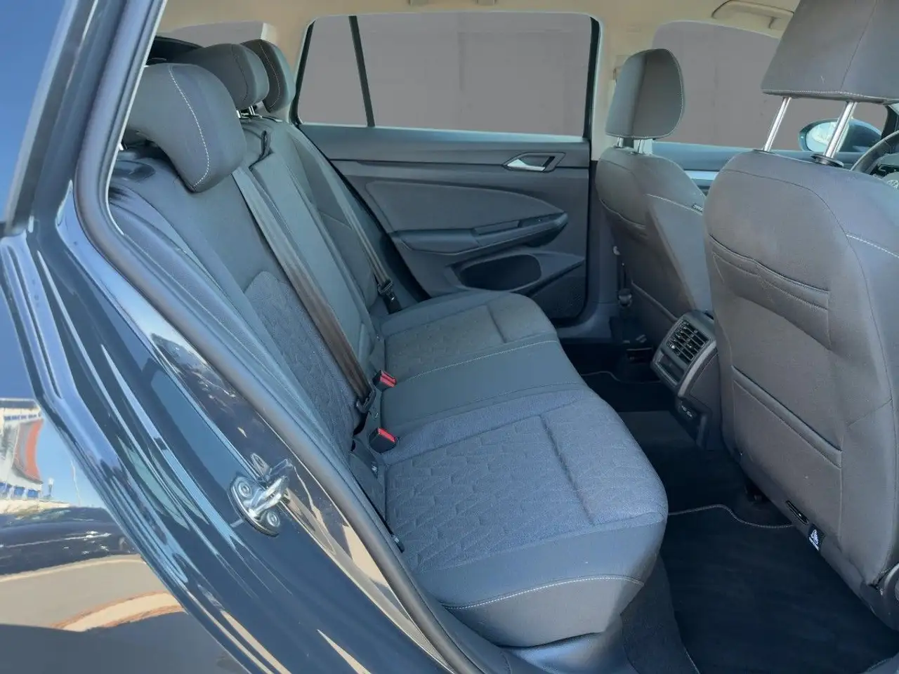 Volkswagen Golf Variant Golf VIII Variant 1.5 TSI LIFE LED+APP+ACC+SHZ — Vehicle gallery 13
