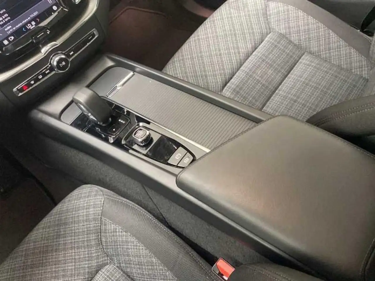 Volvo XC60 2.0 B4 D Core Auto — Vehicle gallery 17