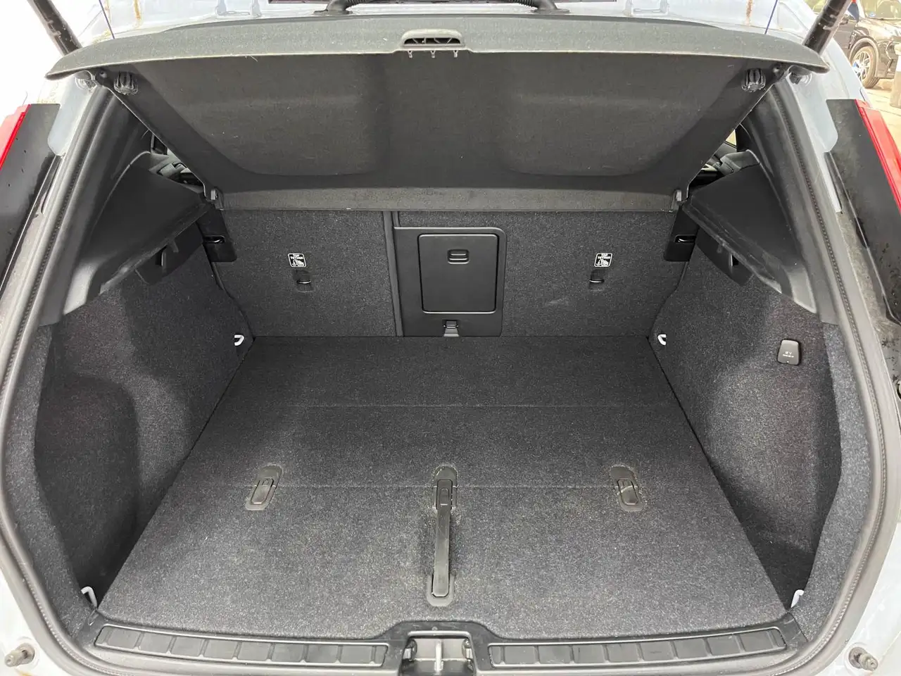 Volvo XC40 2.0 B4 G Plus Dark Auto — معرض صور السيارة 25