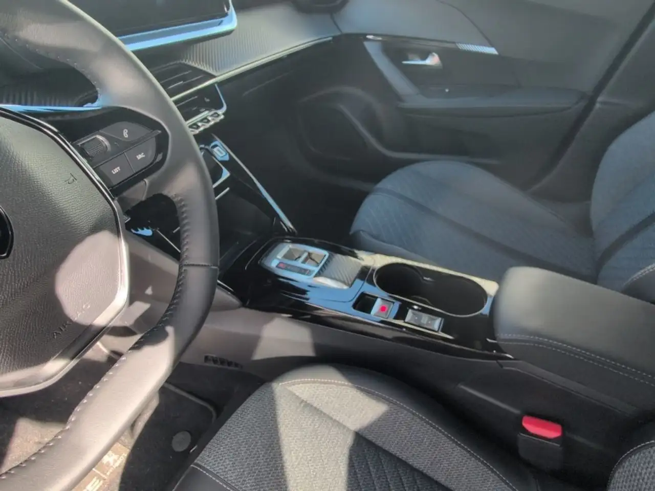 Peugeot 2008 Elektro 156 Allure — Vehicle gallery 5