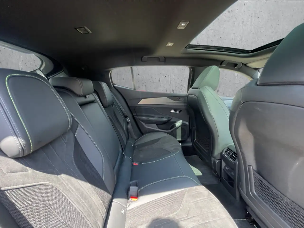 Peugeot 408 GT PureTech 130 EAT8 PANO Navi Memory Sitze Sounds — Vehicle gallery 14