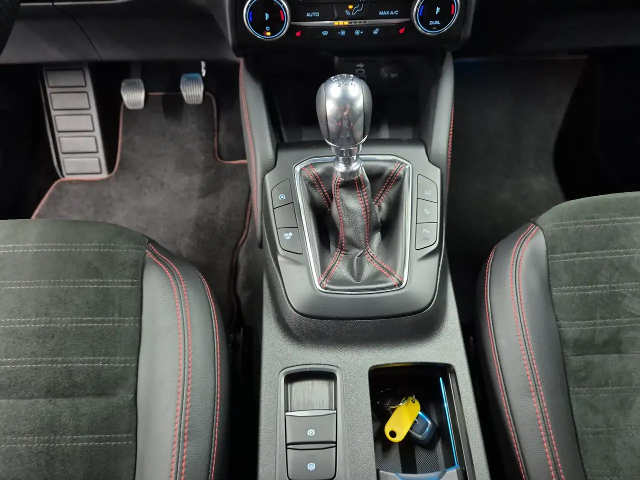Ford Kuga ST-Line X*PANO*AHK*KAM*ACC*NAVI*SOUND-SYS. — Galería del vehículo 14