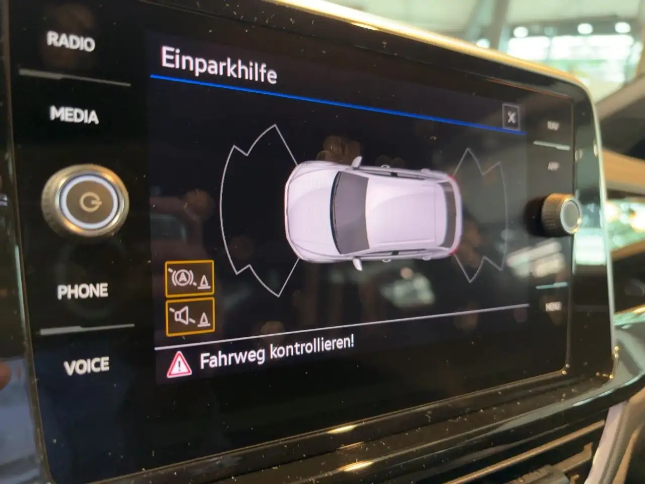 Volkswagen T-Roc 1.0TSI R-Line App-Connect PDC SHZ V-Cockpi — معرض صور السيارة 13