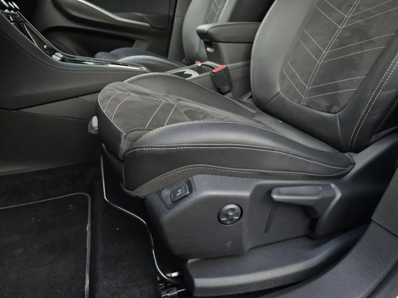 Opel Grandland Hybrid Ultimate SHZ AHK NAVI LED-Matrix 360° KAM — Vehicle gallery 33