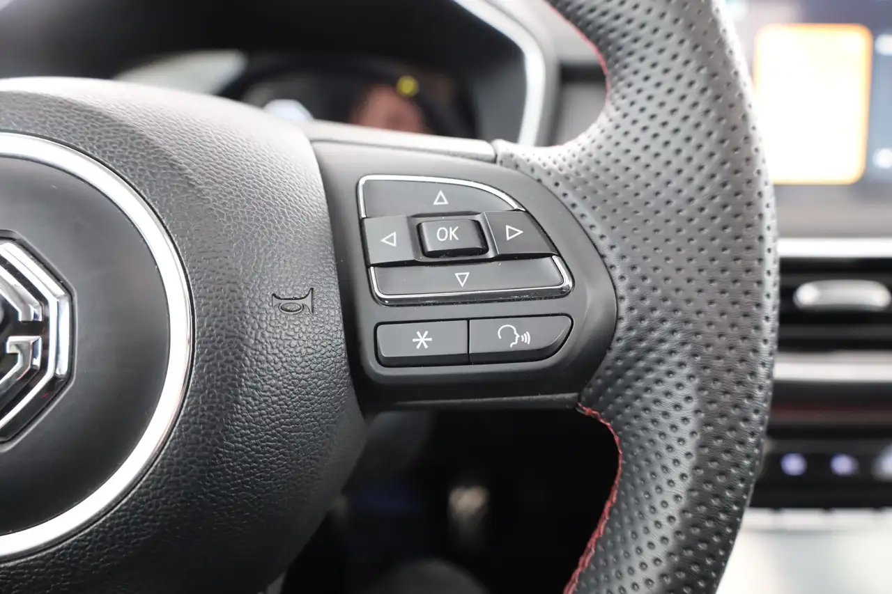 MG HS 1.5 Luxury LED Navi Panorama 360° ACC Leder — Galería del vehículo 17